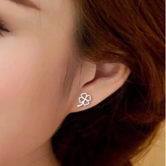 🌟 Silver 925 Clover Stud Earrings - Picture 2 of 5